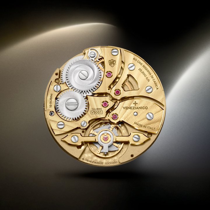 At the heart of the project is the V5001 calibre, a natural evolution of the V5000, produced for Venezianico by Oisa and designed, like its predecessor, by Fausto Berizzi and Andrea Menegazzo, technical director of the Venetian company.