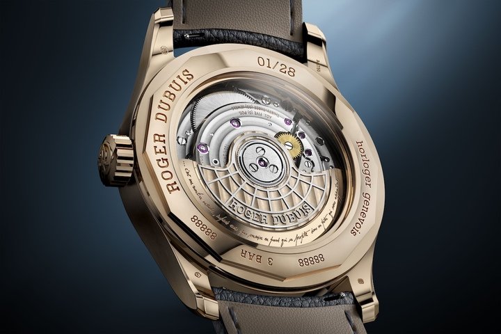 Inside Calibre 1472, the combination of two star wheels provides a fluid design for the mechanism of the months and leap years. One of the wheels has 12 teeth, while the second has 48, enabling the month and leap year to be displayed on the same counter by means of two coaxial hands.