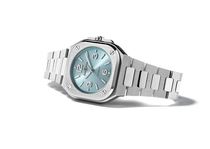 The sporty and sophisticated BR-05 has been scaled down to 36mm (compared with 46mm for the BR-01 launched in 2005). This urban watch has a notably slim 8.5mm profile, with polished and satin-brushed surfaces.