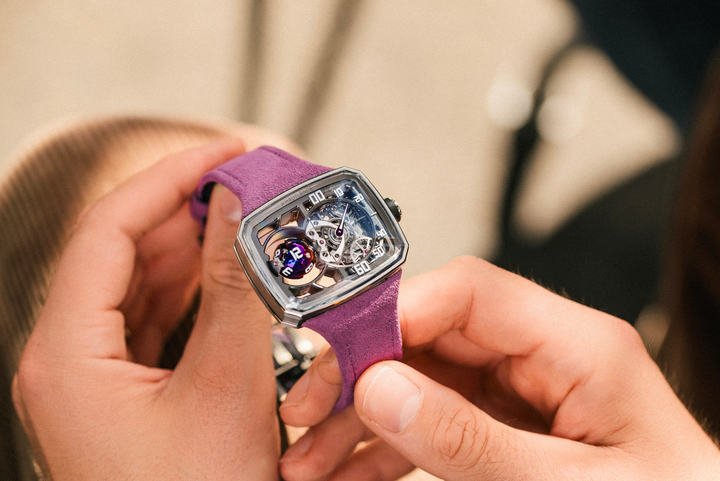 The Sphere Series 3 is a variation on Hautlence's most hypnotic mechanical sculpture. The more compact titanium case features clean, bold contours, as if carved from the raw material. The sphere that gives it its name, located on the left side of the dial, rotates on three axes, revealing the hours through a ballet orchestrated by four conical gears that move around two crossed axes inclined at 21 degrees.