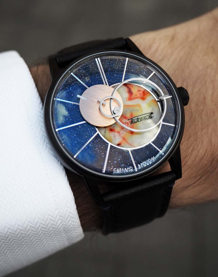 Planets as hands: the Raketa Copernicus