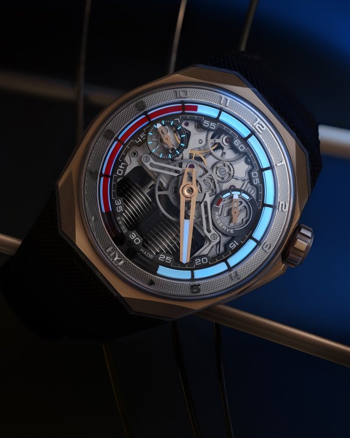 The fluid dance is driven by mechanical movement: the force exerted by the sensor activates one of the two bellows, located at 6 o'clock. Derived from the aerospace industry, this component has extremely thin walls, equivalent to a quarter of the thickness of a human hair. An essential micro-component, the thermal compensator, then regulates the volume of liquid according to temperature variations, thus ensuring the stability and precision of the mechanism.