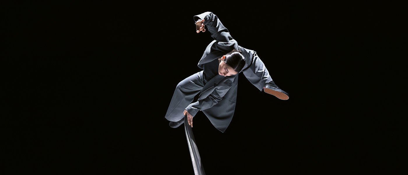 Ak(h)or: transforming time into balance and motion