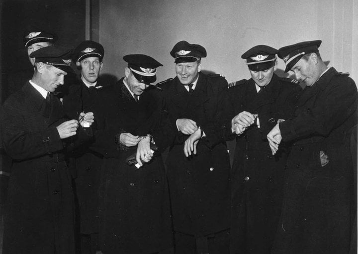 SAS pilots receiving the Polerouter 