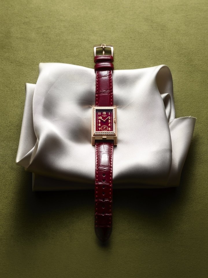 The Art Deco classic Cabriolet comes in four different versions. This one offers a red lacquered dial and an 18k rose gold case set with diamonds on a red alligator bracelet with butterfly clasp. 