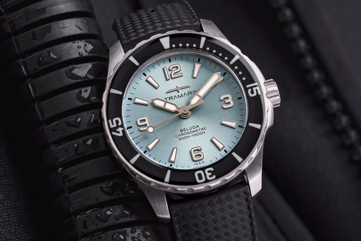 Equipped with the Kenissi calibre 5402 COSC, the Ultramarine Beluga holds the “I.O.E.S.” label, that stands for “Intégralement Ouvré en Suisse” meaning “Fully Manufactured In Switzerland”, in accordance with the philosophy of the independent brand.