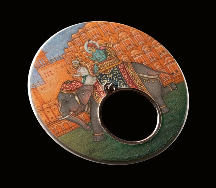 Hand-painted miniature by Shakir Ali, winner of the Padma Shri award and one of India's most respected miniaturist painters. Using a brush as fine as a hair and natural pigments derived from precious stones according to secret, ancestral recipes, the artist has depicted a royal procession in front of Jaipur's famous Hawa Mahal – the Palace of Winds – which is celebrating its 225th anniversary in 2025.