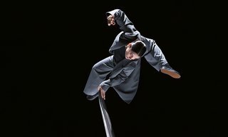Ak(h)or: transforming time into balance and motion