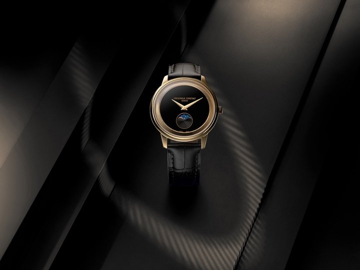 Launched just over a year ago, the Classics Moneta Moonphase is a pure exercise in style: its flange is inspired by the fluted edge of a coin, hence its name. Now available in a 37 mm steel case, the watch revives the use of the fluted bezel.