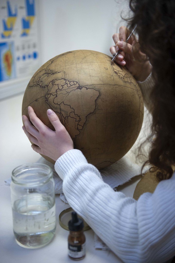 Globe Sauter & Cie: the Earth, handcrafted