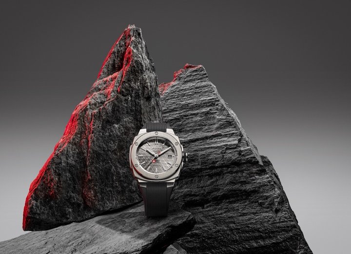 Designed to celebrate the ninth year of the partnership between the Freeride World Tour (FWT) and Alpina, the Alpiner Extreme Automatic FWT, in its smaller 39 x 40.5 mm case, is clad in alpine rock grey and features the FWT motif stamped on its dial – a first for this model. Worn on a black rubber strap designed for outdoor sports, it is powered by the Swiss-made AL-525 calibre, which guarantees a 38-hour power reserve.
