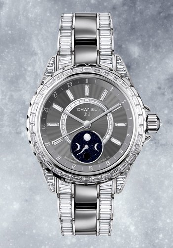 En couverture d'Europa Star Décembre/Janvier 2013-14: Chanel - J12 Moonphase, l'heure exquise