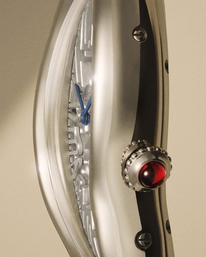 Each year, Cartier Privé offers a contemporary interpretation of an emblematic and exclusive shape from Cartier's watchmaking heritage. Since 2015, this collectors' rendezvous has successively revisited the Crash, Tank Cintrée, Tonneau, Tank Asymétrique, Cloche, Tank Chinoise, Tank Normale, Tortue and Tank à Guichets.