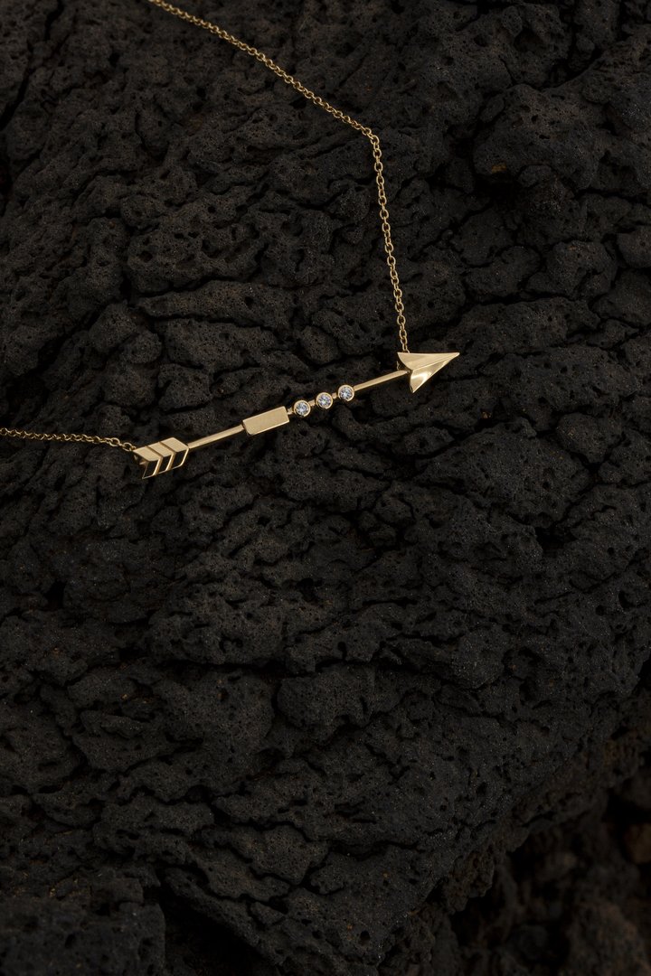 B mini arrow pendant, yellow gold and diamond