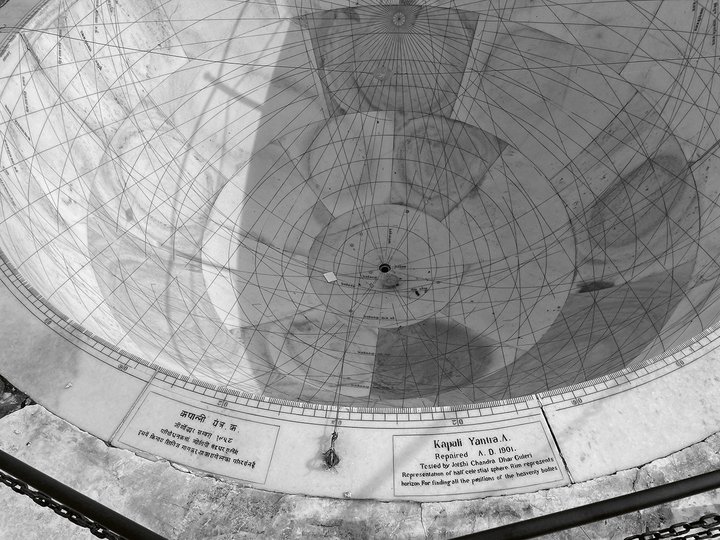 The Kapali Yantra depicts one half of the celestial sphere and indicates the position of celestial bodies from the shadow cast by a wire onto the map of the heavens engraved inside its bowl.