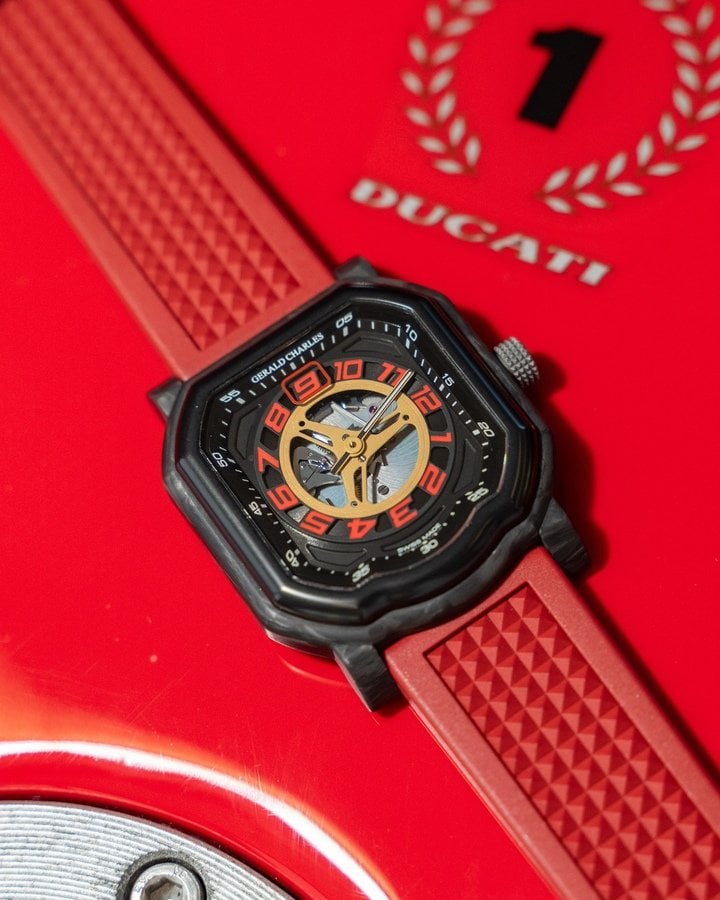 In tribute to the 30th anniversary of the iconic Ducati 916, Gerald Charles has partnered with the Italian motorcycle manufacturer to present the Maestro 4.0 Ducati 30° Anniversario 916. On this occasion, the brand has reintroduced the jumping hour, one of the most emblematic complications of Mr. Genta's creations.