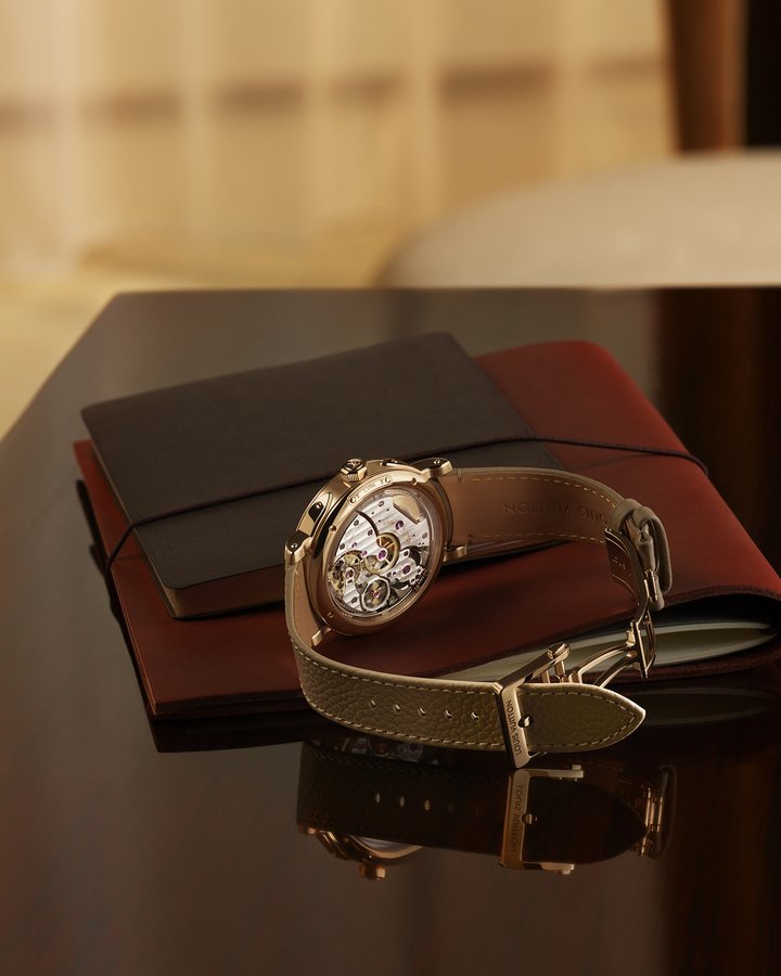 The Escale Twin Zone's innovative functionality is powered by the LFT VO 15.01, a new in-house caliber developed at La Fabrique du Temps Louis Vuitton. Developing a movement with four hands mounted on a single axis presented a unique challenge: unlike a conventional GMT display, the Twin Zone's architecture requires the technical coordination of a fourth hand, demanding extremely precise adjustment.