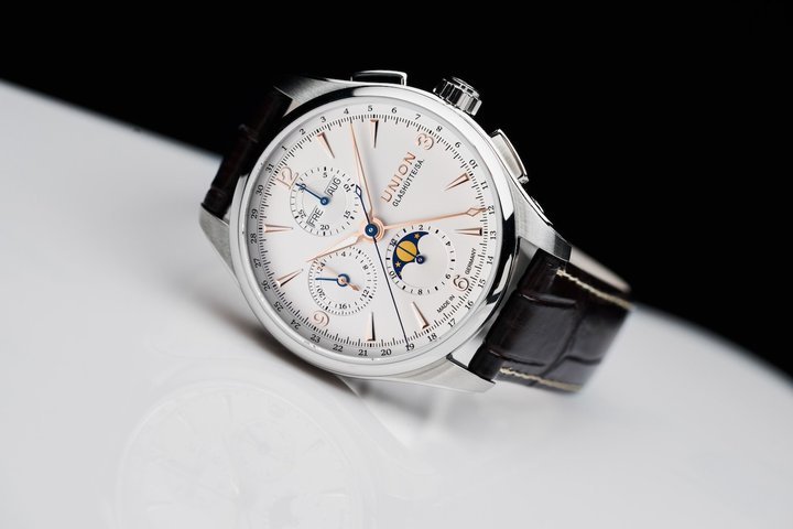 This Belisar moon phase chronograph with the characteristic elegance of the “Glashütte style”.