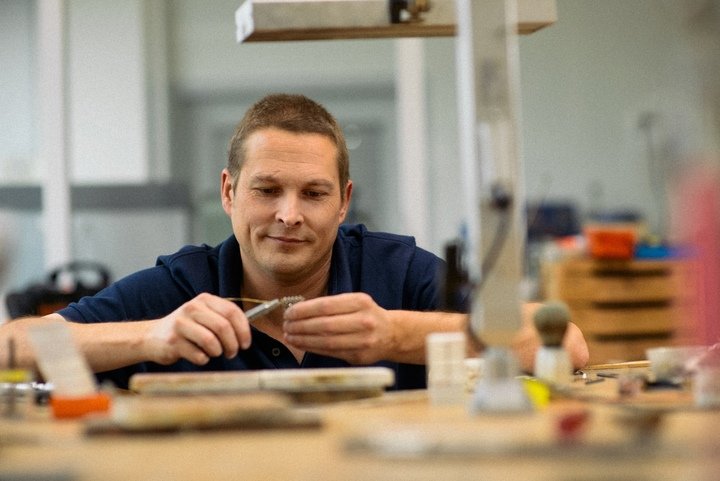Chain maker Laurent Jolliet assembles the links of a future “Polish” bracelet for the Universal Genève SAS Polerouter 2025.