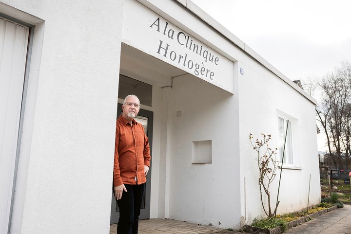 Christian Etienne outside his “watch clinic” in Porrentruy. Photo Guillaume Perret