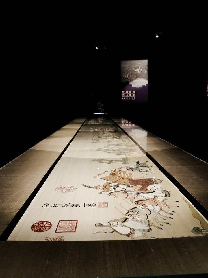 Inspired by a 3rd-century poem and a painting from the following century, Wang Limin set out to write a new chapter celebrating time as a flowing river, eternal love, the quest for immortality, and her own art - woven with silence and discipline. At the heart of the piece, the hours are displayed on a dial of pale imperial jade, brought to life by two red gold hands. Surrounding it, a rotating ring (30 seconds) in micro-painted mother-of-pearl evokes the passage of water and time, while a carp comes to life on demand.