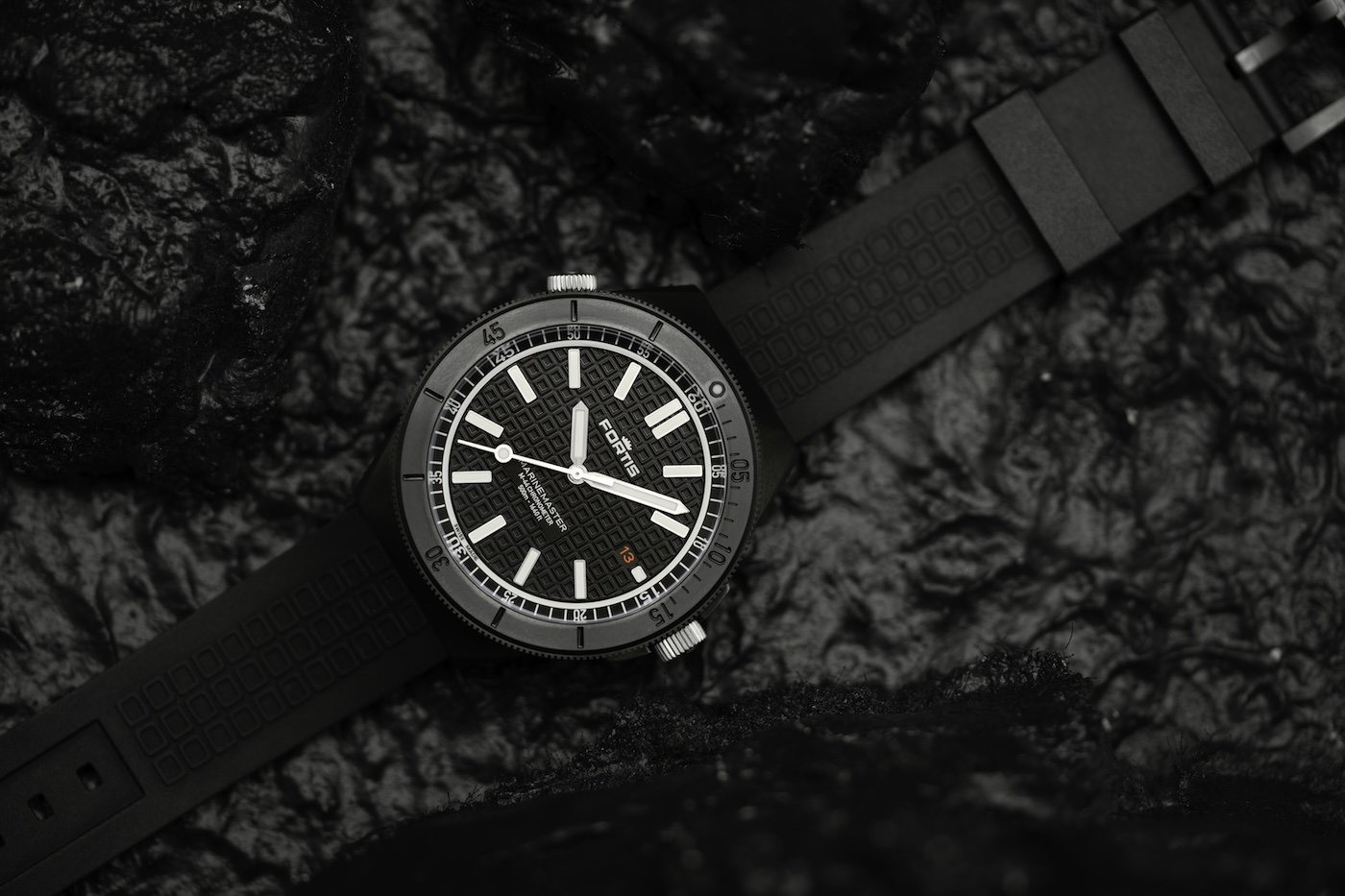 Fortis unveils the Marinemaster M-44 DLC Gravity Black and Black Resin