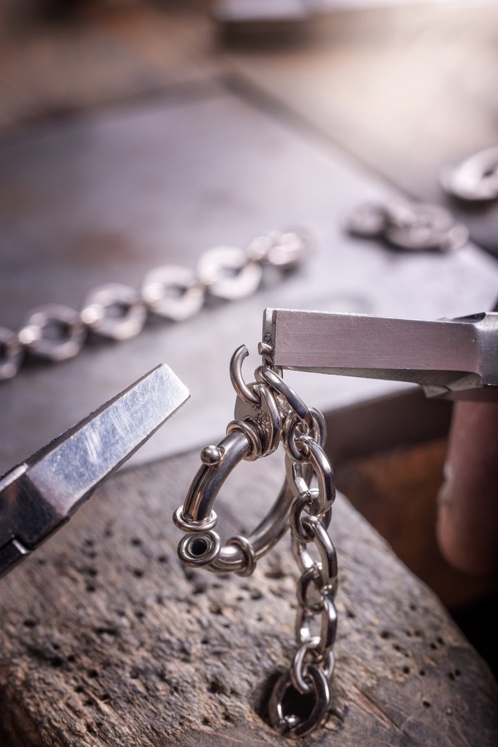 Assembly of the hexagonal links of the curb chain for the Parmigiani La Ravenale pocket watch (2025).