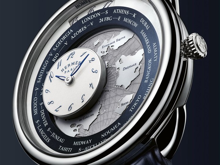 Introduced in 2022, Arceau Le temps voyageur adopts a white gold or rose gold livery. A circular disc displaying 24 time zones indicates home time at 12 o'clock, while a mobile counter shows local time. These indications are driven by an exclusive 122-component module, integrated into the Manufacture Hermès H1837 mechanical automatic movement.