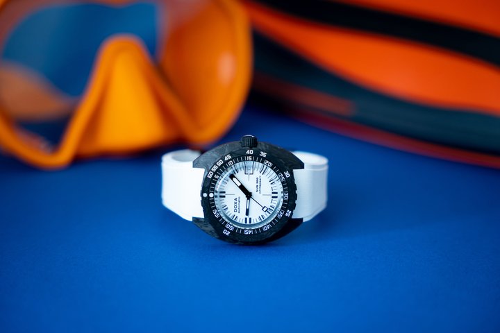 After the successful launch of the SUB 200 Whitepearl last year, Doxa is introducing this colour to all the SUB families, starting with the famous SUB 300 Carbon, which combines the elegance of a technical material, forged carbon, for its case, with a bright, distinctive dial, coated with white Super-LumiNova® luminescent material over its entire surface. This ensures excellent legibility by day and night.