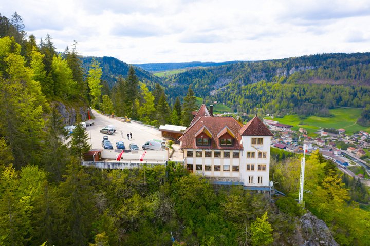  Kari Voutilainen set up shop in the former “Chapeau de Napoléon” hotel-restaurant overlooking the Val-de-Travers on 1 June 2021.