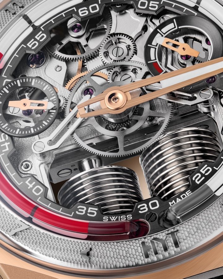 HYT's fluidic movement is based on a mechanism that is both poetic and radically innovative. The passage of time is displayed inside a borosilicate glass capillary tube with an internal diameter of just 0.8 millimetres. Two immiscible liquids, one red and the other transparent, circulate within it. The boundary between the two, called the meniscus, acts as the hour hand.