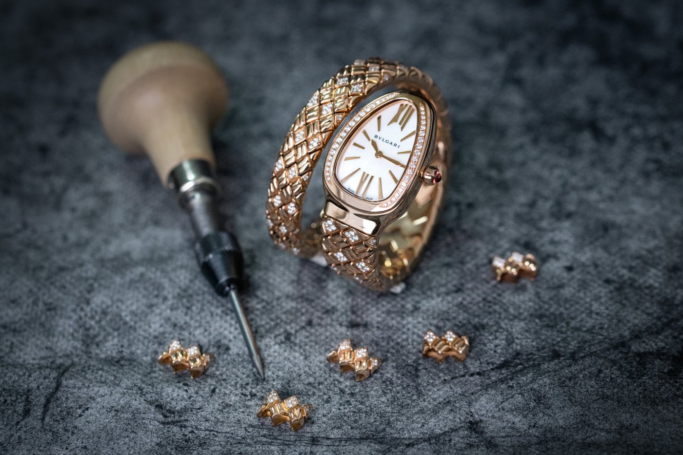 bulgari_serpenti_spiga_gold_making_-_europa_star_watch_magazine_2021