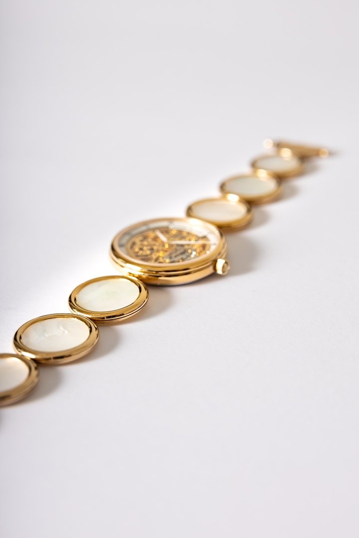 The Ondine is a jewellery watch with a bracelet made of round, hollowed-out links that can be set with mother-of-pearl, hard or precious stones.