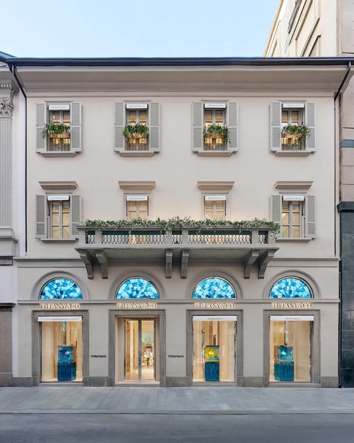 The Tiffany & Co. boutique in Milan, on Via Montenapoleone, is the largest in Europe and was recently awarded the title of “most beautiful boutique in the world” (Prix Versailles).