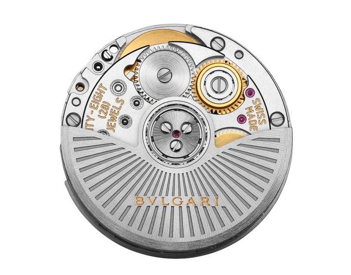 With a diameter of just 19 mm, a thickness of 3.90 mm and 102 components, the Lady Solotempo calibre weighs only 5 g. Yet it delivers a 50-hour power reserve and operates at a frequency of 21,600 vph. Its round, compact shape harmonises with the curves of Serpenti and also complements other Bvlgari creations.