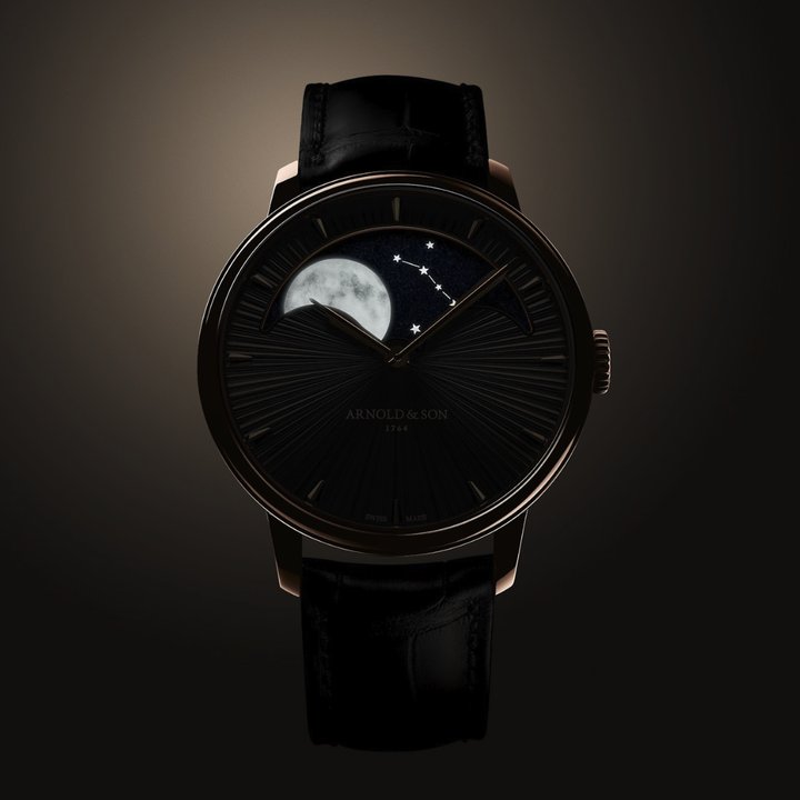 A new iteration of the Perpetual Moon 41.5, the Cliff Grey Edition is dressed in a dial inspired by the colors of the cliffs of Cornwall. Conceived as a tribute to the homeland of its founder and to the sea from which His Majesty's ships once set sail—equipped with marine chronometers signed by John Arnold—it celebrates a maritime heritage. A symbolic celestial body of deep-sea navigation, the oversized moon that defines the Perpetual Moon collection crosses a nocturnal sky where the constellations of Ursa Major and Cassiopeia shine.