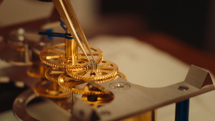 It takes around a dozen hours to build the clock. Only the regulating organ is supplied pre-assembled.