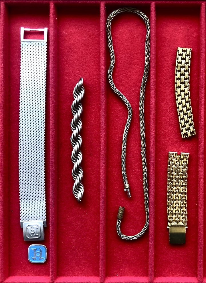 Laurent Jolliet's workshop, with examples of bracelets (Milanese on the left) and a rope chain.