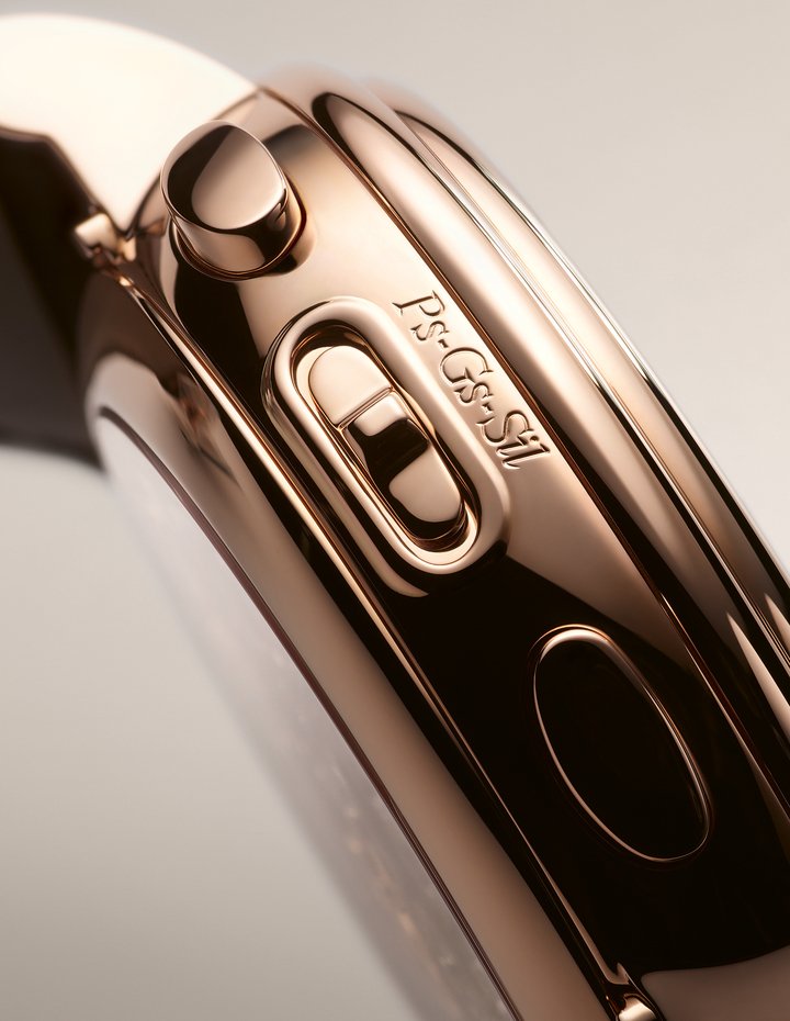 What seemed impossible on paper - sounding the time on two four-note melodies, the classic Westminster chimes and an original composition by Eric Singer, and switching from one to the other at the push of a button – becomes reality and a watchmaking first with the Grande Double Sonnerie.