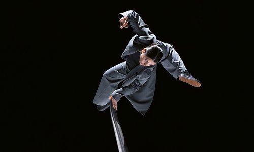 Ak(h)or: transforming time into balance and motion