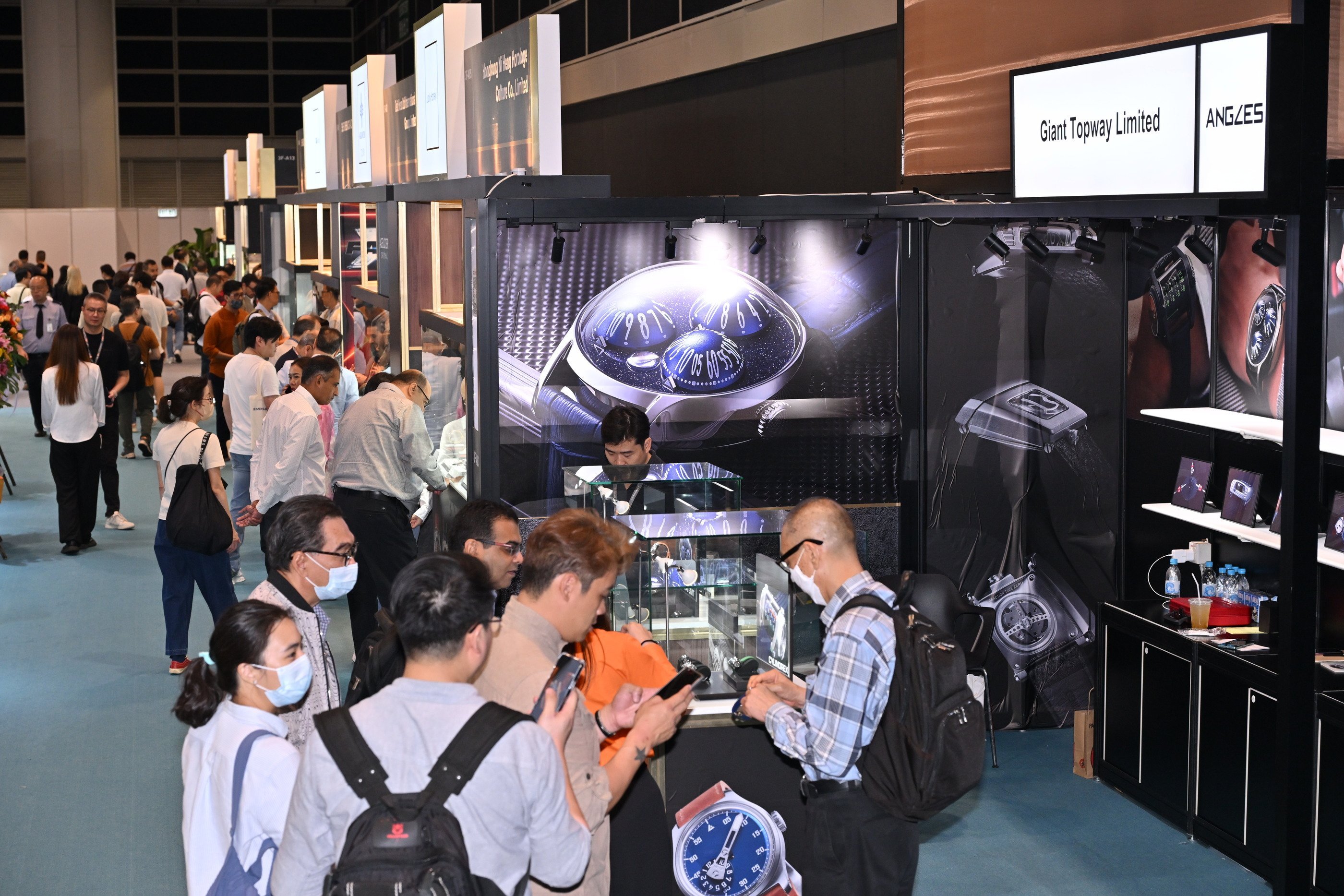 Hong Kong Watch & Clock Fair, Salon de TE attract nearly 15,000 buyers