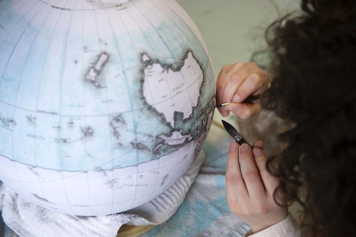 Globe Sauter & Cie: the Earth, handcrafted
