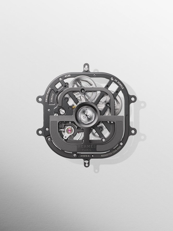 Automatic self-winding Hermès H1978S movement, developed in collaboration with Vaucher Manufacture Fleurier: 27 mm in diameter, 4.165 mm thick, 168 components, 26 jewels, 28,800 vibrations per hour (4 Hz). Power reserve of approximately 60 hours.