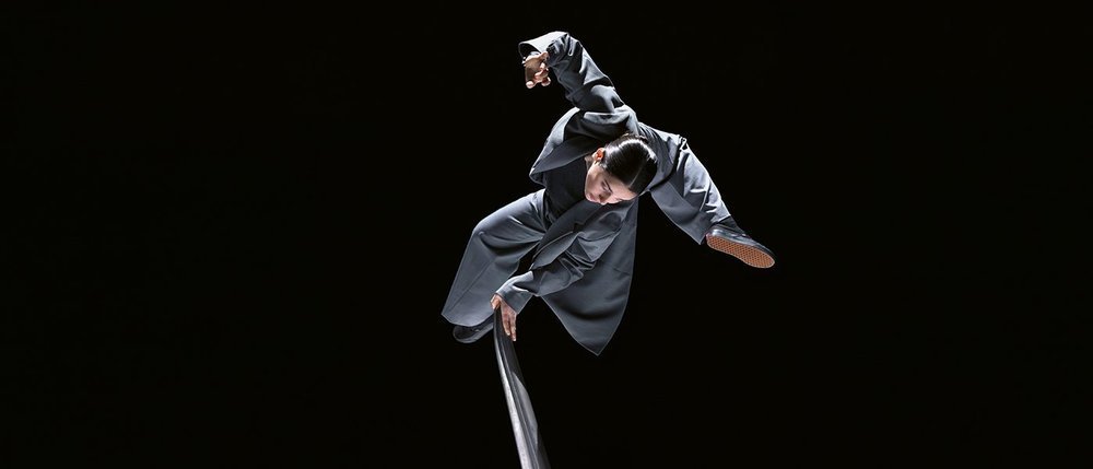 Ak(h)or: transforming time into balance and motion