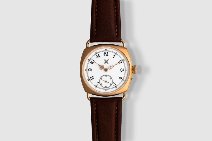 The Halda Henning XO features a NOS renovated pocket watch movement from the 1890s.