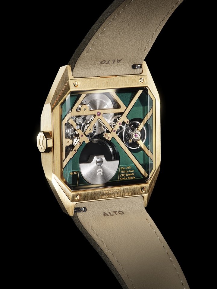 La réalisation du cadran de l'ART 01 Oeil de Faucon, limitée à 12 exemplaires, requiert une expertise technique unique pour préserver la délicatesse de la pierre du même nom. Le résultat est un cadran architecturé spectaculaire, la pierre venant s'assombrir progressivement vers le centre pour évoquer la pupille et l'iris. Le boîtier conserve les proportions distinctives de l'ART 01 et adopte ici un alliage en or jaune 3N. 