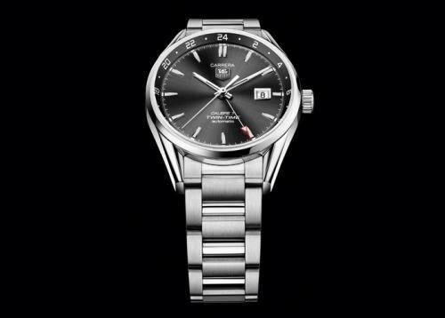 TAG Heuer Carrera Calibre 7 Twin-Time Automatic – 41mm L'échelle de 24 heures disposée sur le rehaut du cadran anthracite à l'effet soleillé indique le second fuseau horaire grâce à l'aiguille centrale, remplacée par une flèche rouge aux accents sportifs. La boîte en acier de 41mm, nécessite 15 étampages pour parvenir à la perfection. Dotée d'un fond saphir, la montre dévoile les secrets du mouvement en action. 