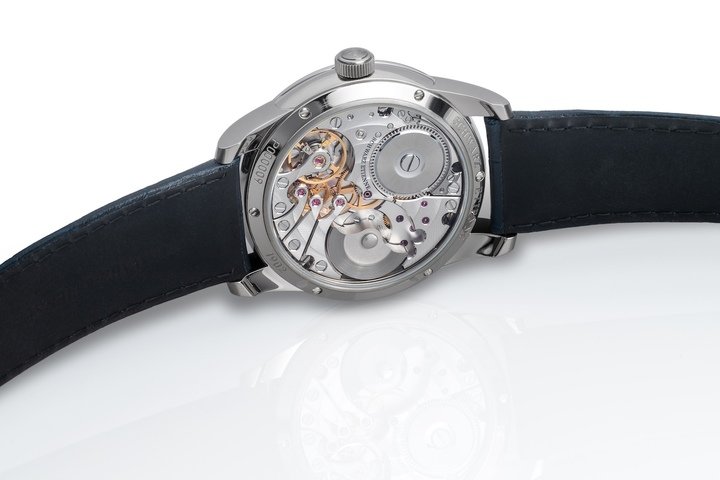 At the heart of this watch beats the ASE 320.00 micro-rotor movement, entirely designed and hand-assembled in La Chaux-de-Fonds. Its newly developed in-house ball bearing system ensures a power reserve of 86 hours. The six bridges with polished bevels and concave jewel settings, the finely sandblasted and rhodium-plated mainplate, as well as the circular and concentric Côtes de Genève, define the distinctive character of this movement.