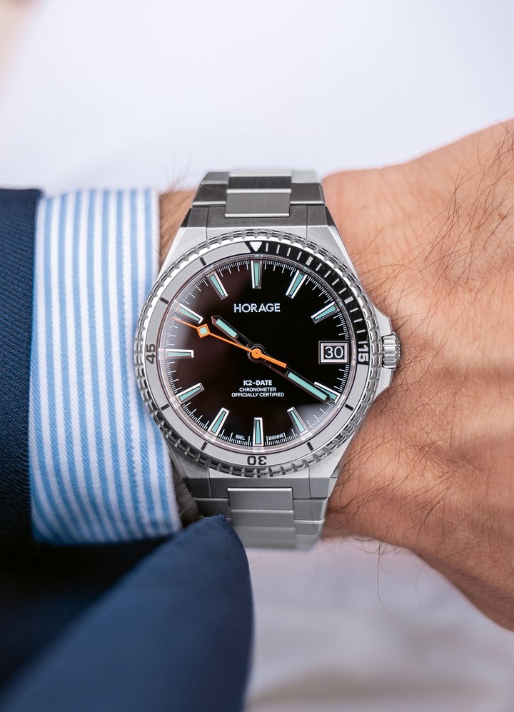 The dial design of the Supersede Date draws inspiration from the allure of warm, deep waters. The result is two meticulously crafted dials: Cenote Blue and Black Coral. The former echoes the blue sun rays seen in the many crystal-clear cenotes of the Yucatán Peninsula, while the latter is inspired by the deep-water corals of the Caribbean, which are transformed into what is known as black coral when crafted into jewellery.