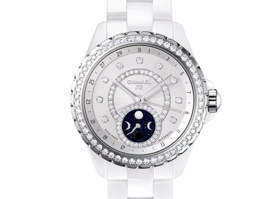 En couverture d'Europa Star Décembre/Janvier 2013-14: Chanel - J12 Moonphase, l'heure exquise